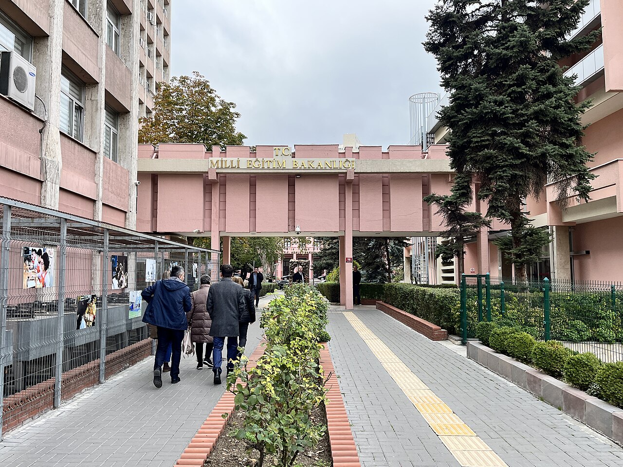 GÖVDE 1. Ankara'daki Millî Eğitim Bakanlığı ana giriş (T.C. Millî Eğitim Bakanlığı tabelası görünüyor), temiz gerçek fot