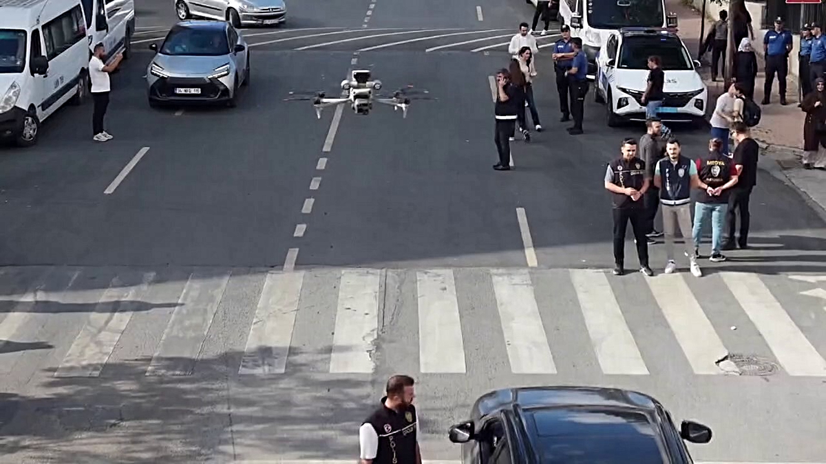 GÖVDE — İstanbul'da 39 ilçe denetimi: okul önünde havada dron, Çocuk Şube yelekli polisler ve ekip aracı (İHA görüntüsün
