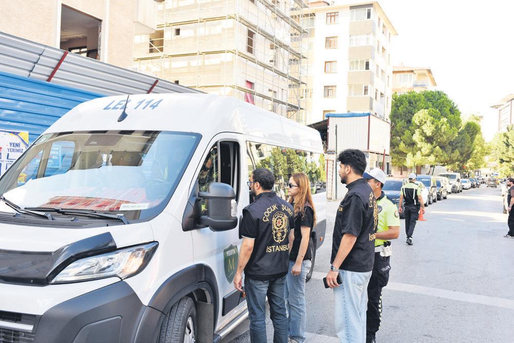 GÖVDE — İstanbul Çocuk Şube ekipleri okul servisini denetliyor, yelekte 'Çocuk Şube İstanbul' yazısı okunuyor (1001x668,