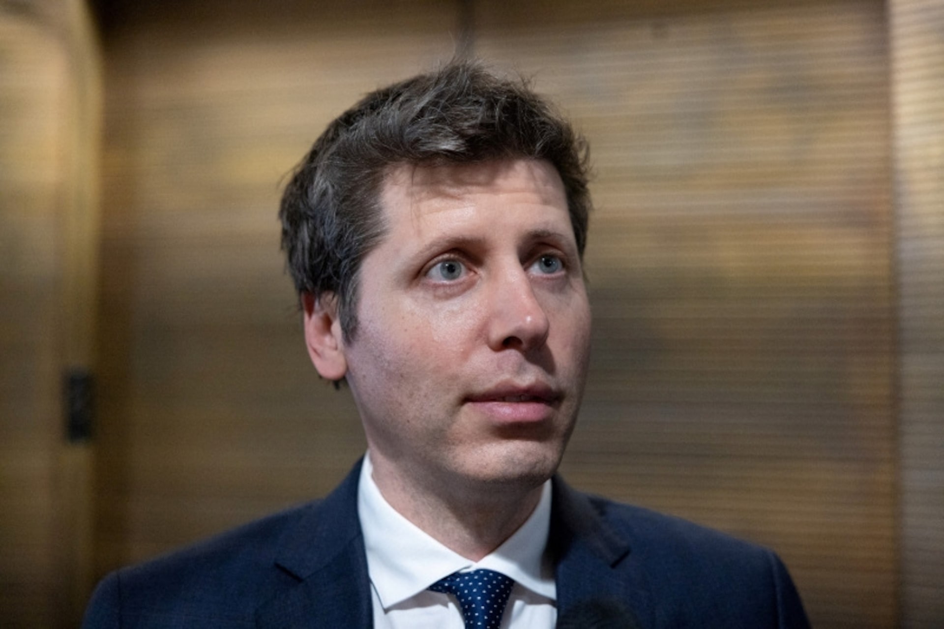 GÖVDE / yedek kapak - Sam Altman takım elbiseli yakın plan portre, 1920x1279; NTV'nin OpenAI haberinden, Reuters fotoğra