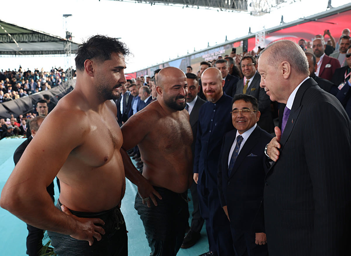 Kapak: Yağlı Güreş Cumhurbaşkanlığı Kupası finali, Atatürk Havalimanı Millet Bahçesi (Sabah)