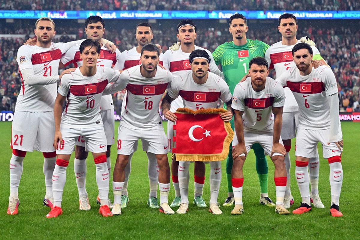 A Milli Takım ilk 11 maç öncesi toplu fotoğraf, Orkun Kökçü sağ önde (6 numara), bayrak flaması ile; yazısız temiz kare (1200x800)