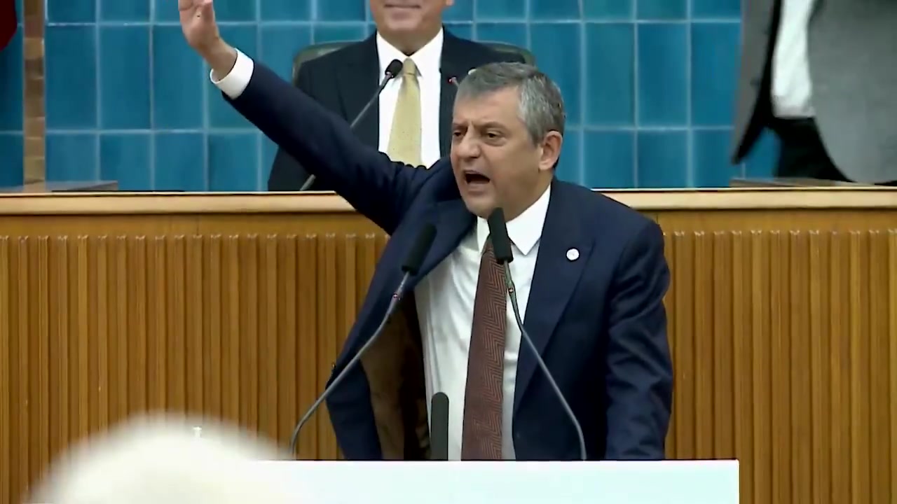 Özgür Özel Yeni Parti grup toplantısında kürsüde