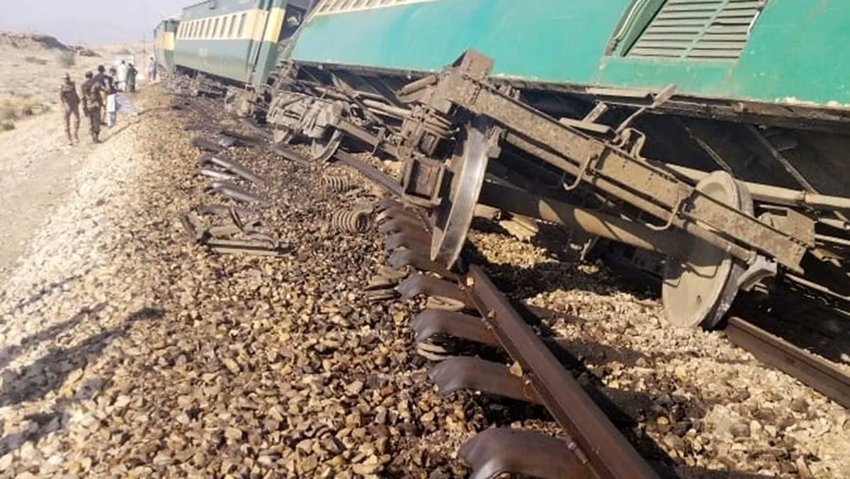 Pakistan'da tren kazası: Peşaver'e giden yolcu treni Multan yakınında raydan çıktı, 13 vagon boşaltıldı, bilan