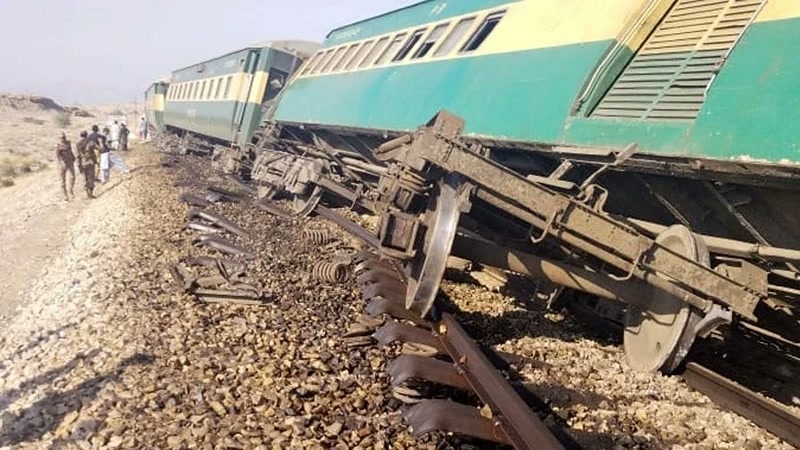 Pakistan'da tren kazası: Peşaver'e giden yolcu treni Multan yakınında raydan çıktı, 13 vagon boşaltıldı, bilan