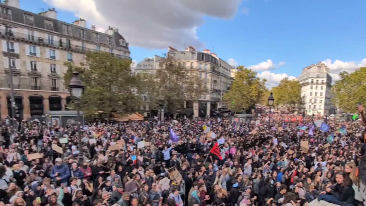 Paris Bastille Meydanı'nda liseli ve üniversiteli gençlerin Macron istifa gösterisi