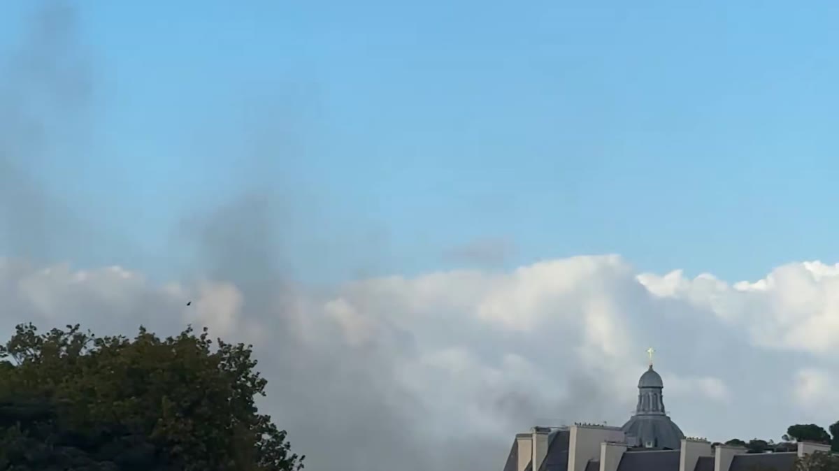 Paris'te Sen nehrinin karşı yakasından yükselen duman, 17 Ekim 2026