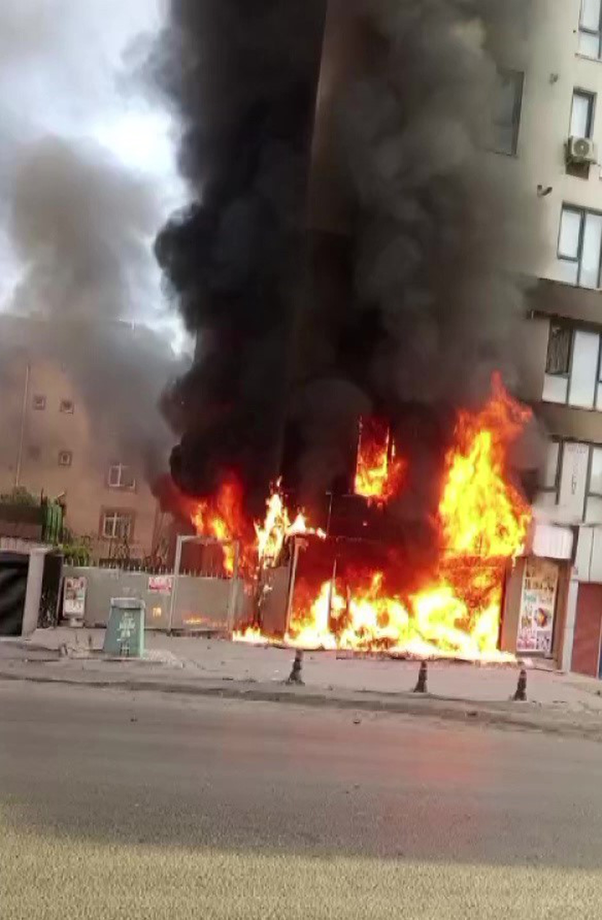GÖVDE — Ambalaj dükkânını ve bina girişini saran alevlerin ve siyah dumanın yükseldiği an (Sondakika.com).