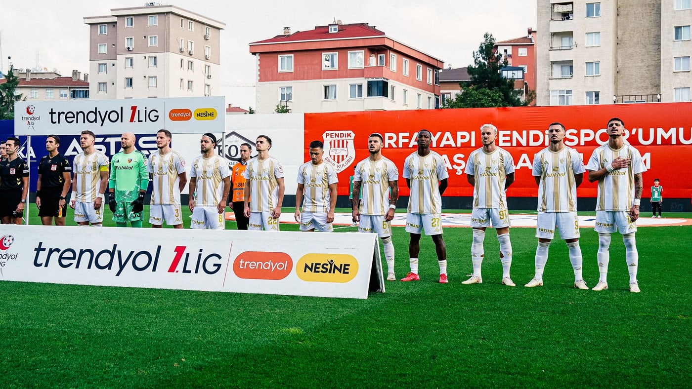 Kayserispor futbolcuları Pendikspor maçı öncesi Pendik Stadı'nda saf tutuyor