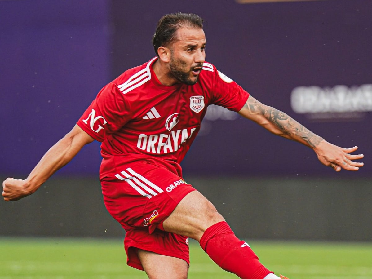 Pendikspor futbolcusu Kayserispor maçında şut anında