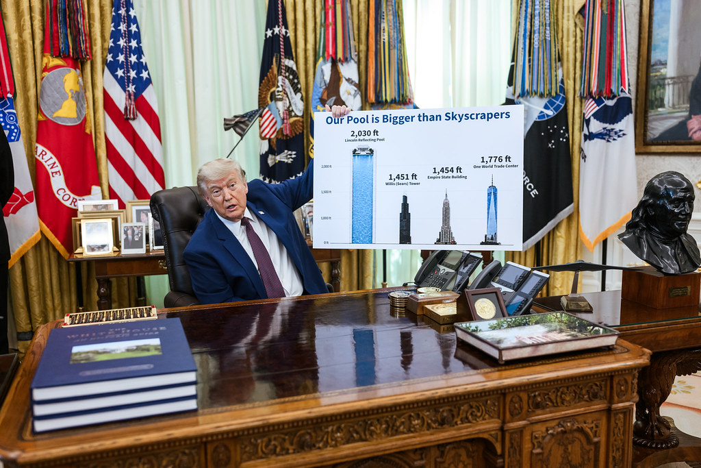 ABD Başkanı Donald Trump, Oval Ofis'te bir imza töreninde (Beyaz Saray arşiv fotoğrafı).