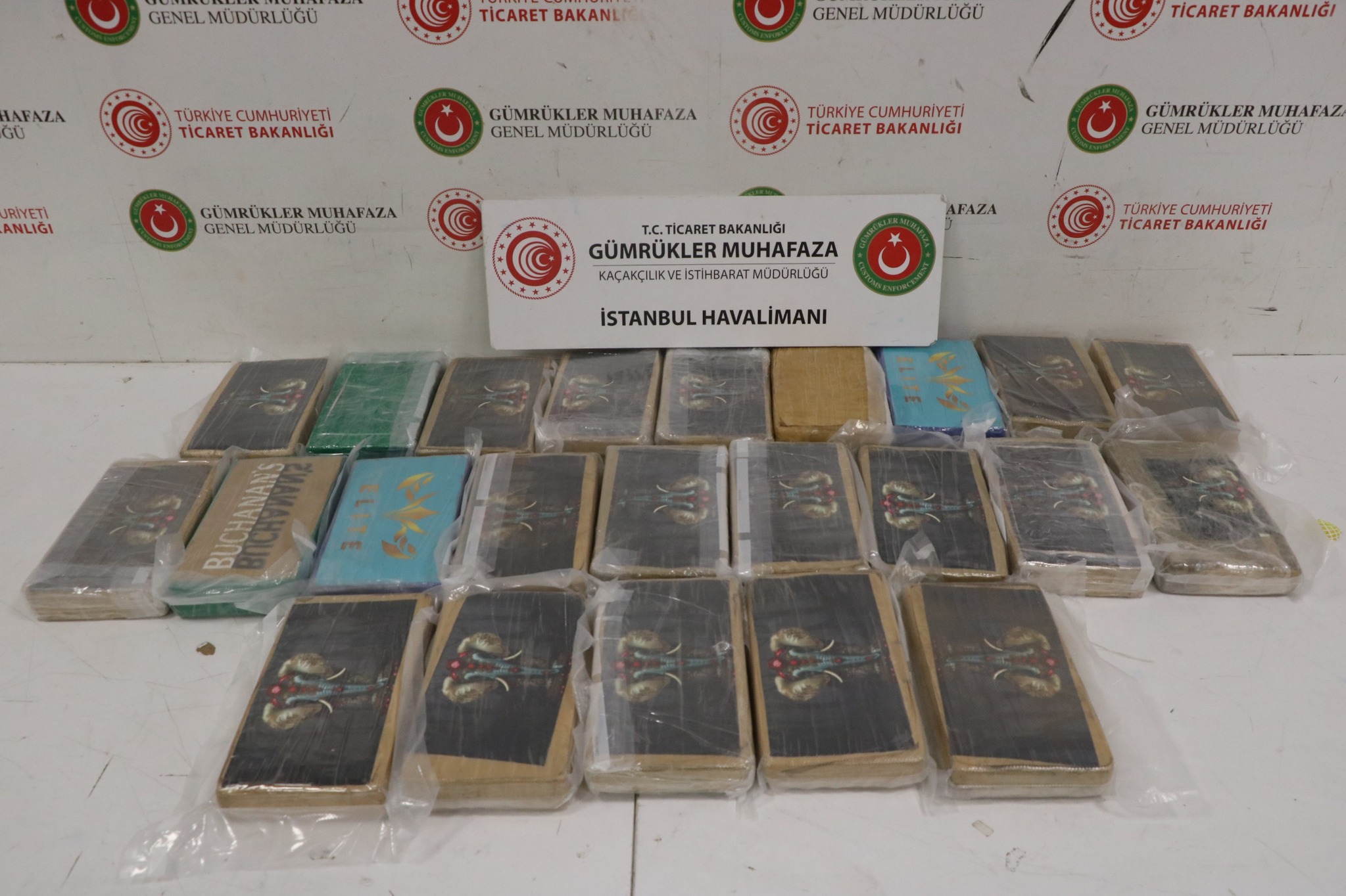 GÖVDE. Gümrük ekiplerinin İstanbul Havalimanı'nda ele geçirdiği tüm kokain paketlerinin sergilendiği resmi fotoğraf, tem