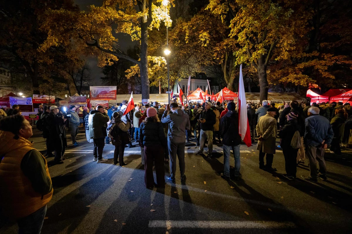 Varşova'da polis Anayasa Mahkemesi'ne girdi: Polonya da darbe girişimi mi var?