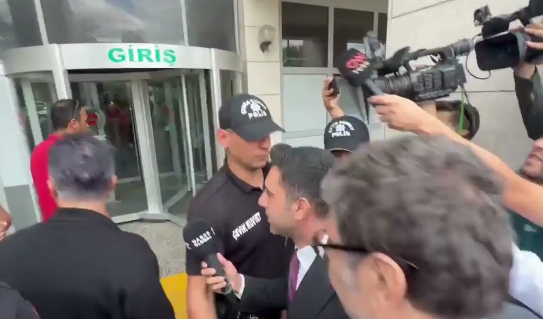 Adliye girişinde gazeteciler ve polis: Raci Şaşmaz içeri alınıyor