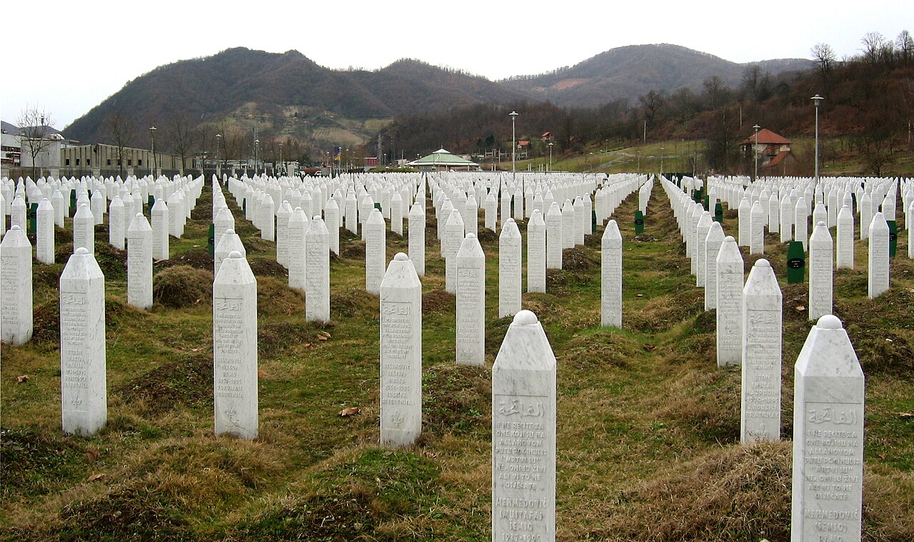 GOVDE 3: Srebrenitsa-Potocari anit mezarligi, beyaz mezar taslari. 1280x760, Wikimedia Commons CC BY-SA 3.0, fotograf: M