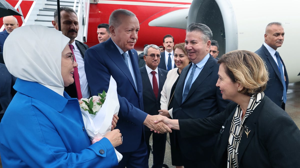 Cumhurbaşkanı Erdoğan ve Emine Erdoğan New York'ta uçaktan indikten sonra karşılanıyor