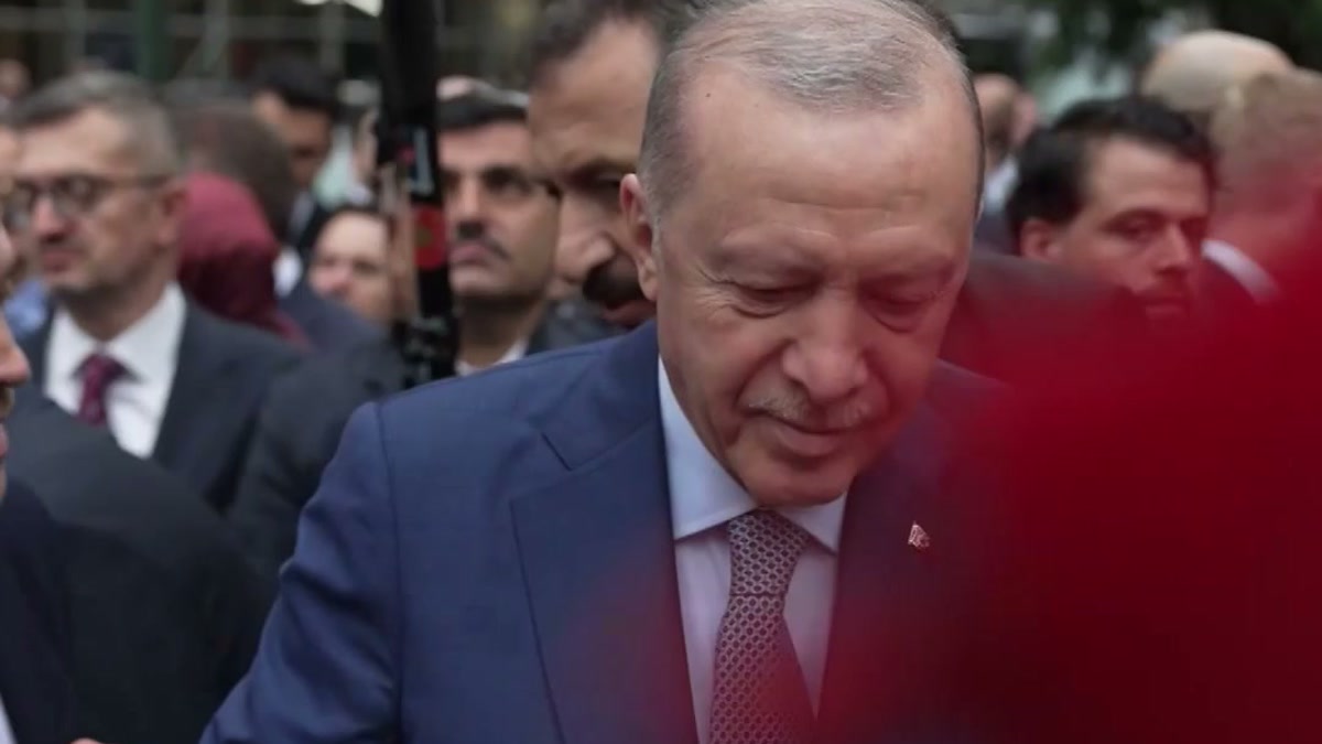 Cumhurbaşkanı Erdoğan Türkevi önünde vatandaşlarla tokalaşıyor