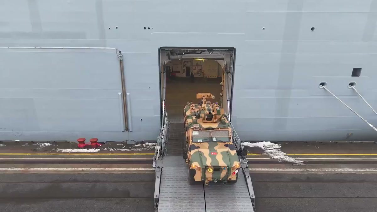 Millî Savunma Bakanlığı görüntülerinde TCG Anadolu'ya zırhlı araç yüklemesi