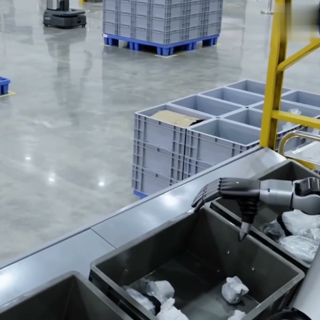 Fabrika içinde sıra hâlinde bekleyen insansı robotlar