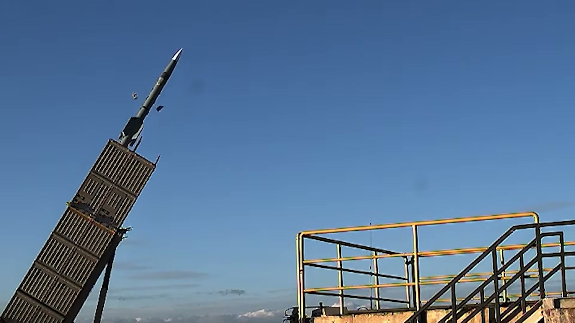 SİPER füzesi Sinop'taki kabul atışında fırlatıcıdan çıkarken