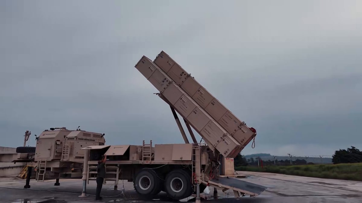 SİPER bataryasının fırlatıcısı atış öncesinde yükselmiş vaziyette