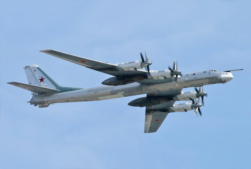 Tu-95 havada yandan görünüş, kırmızı yıldızlı kuyruk ve kanatlar net, açık mavi gökyüzü, 870x588 (düşük çözünürlük, yedek)