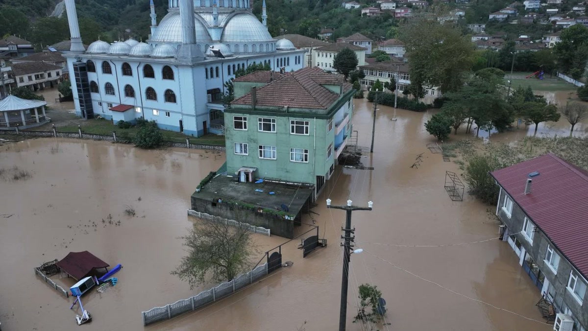 1280x720, drone: Darıçayırı'nda cami ve çevresindeki evler sel suyunun içinde, avluda devrilmiş çardak. Temiz.