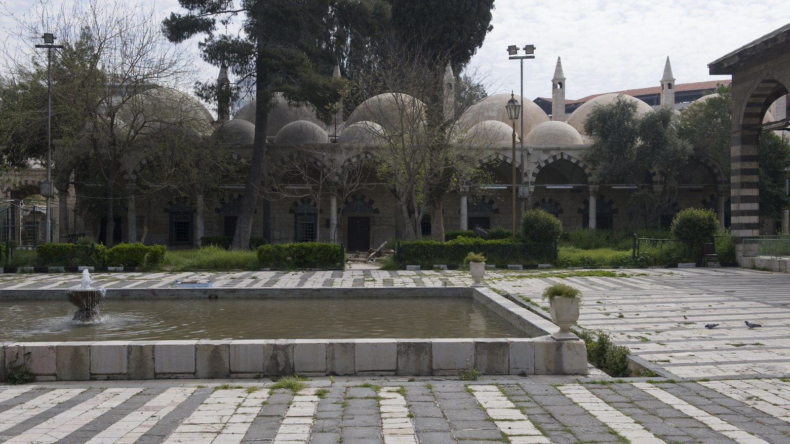 Şam'daki Süleymaniye Tekkesi külliyesinin avlusu ve kubbeli revakları (arşiv fotoğrafı)
