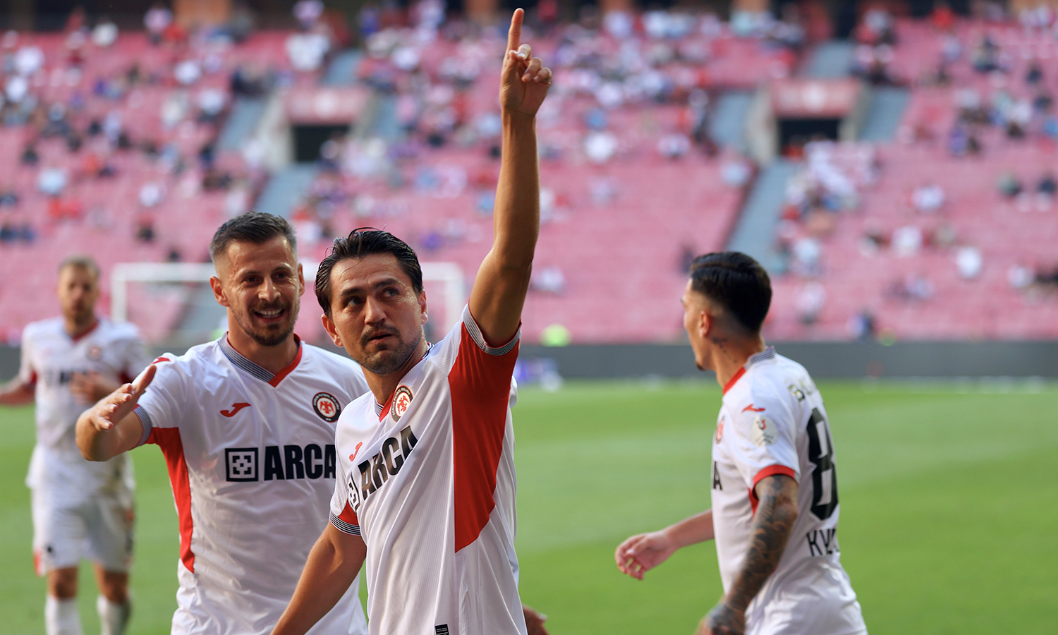 GÖVDE - Cengiz Ünder parmağını havaya kaldırmış, yanında Serdar Saatçı ve Kyziridis gol sevinci; temiz