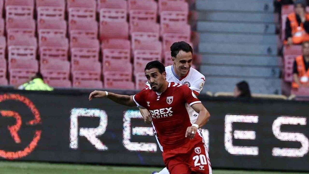 GÖVDE - Samsunspor'lu 20 numaralı oyuncu ile Çorum FK'li oyuncunun ikili mücadelesi; Samsunspor tarafını gösteren kare, 