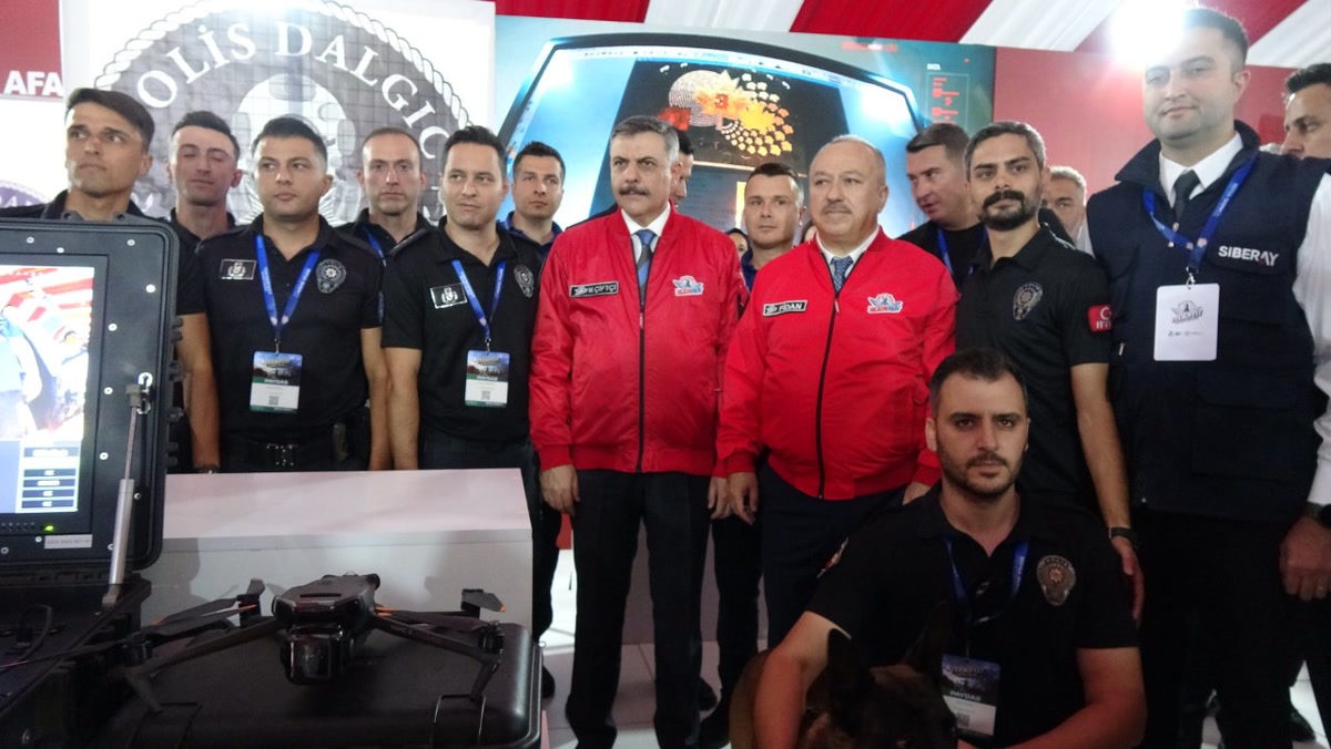 Şanlıurfa'da TEKNOFEST'e Emniyet Genel Müdürlüğü'nün 1981'den kalma ilk helikopteri geldi, kokpite Mustafa Çif