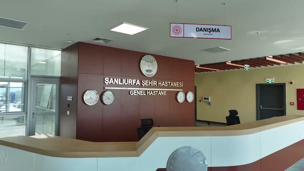 Şanlıurfa Şehir Hastanesi lobisi ve danışma bankosu