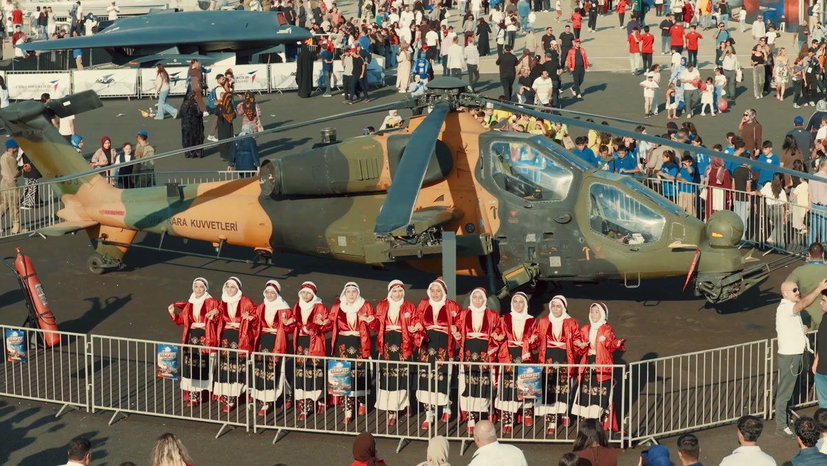 TEKNOFEST Şanlıurfa: al giysili kadınlar ATAK taarruz helikopterinin önünde