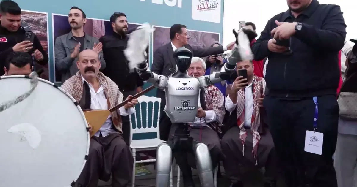 Şanlıurfa'da TEKNOFEST'te insansı robot çiğ köfte yoğurdu, sıra gecesinde mendili eline alınca festival alanın