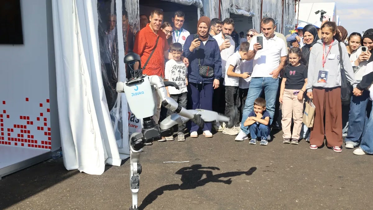 Şanlıurfa'da TEKNOFEST'te insansı robot çiğ köfte yoğurdu, sıra gecesinde mendili eline alınca festival alanın