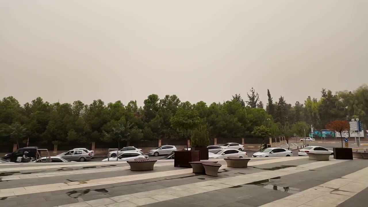 Toz tabakasıyla kaplanan araç
