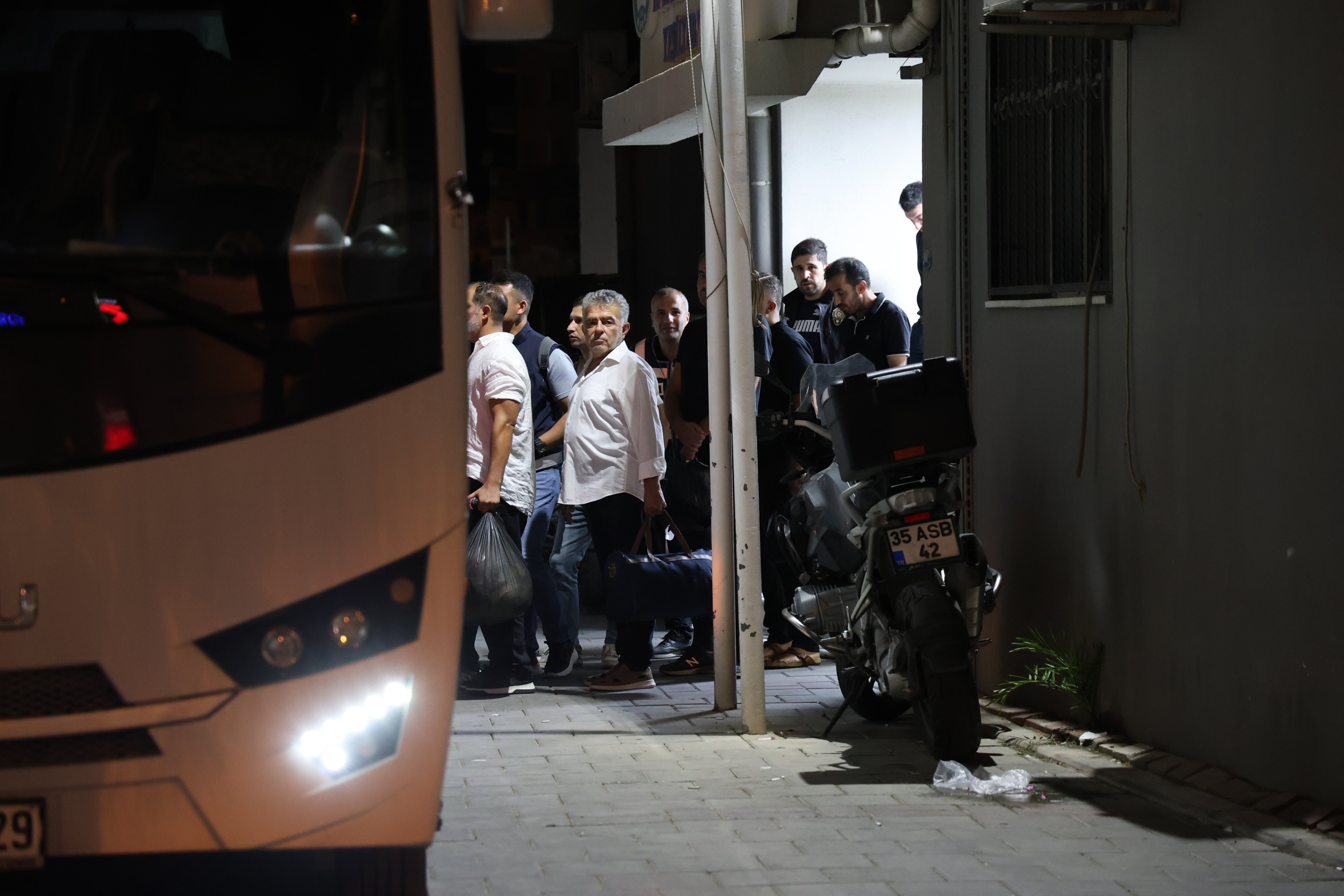 GÖVDE - NTV: Şüphelilerin elinde eşya poşetleriyle gece sevk sırası, aynı operasyondan farklı kare. Doğrulandı: HTTP 200