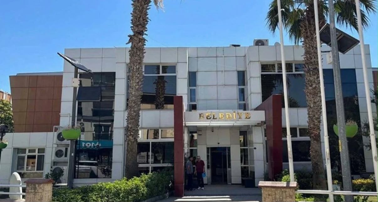 GÖVDE - Sabah: Seferihisar Belediyesi binasının gündüz çekilmiş gerçek fotoğrafı, tabelası net görünüyor. Doğrulandı: HT