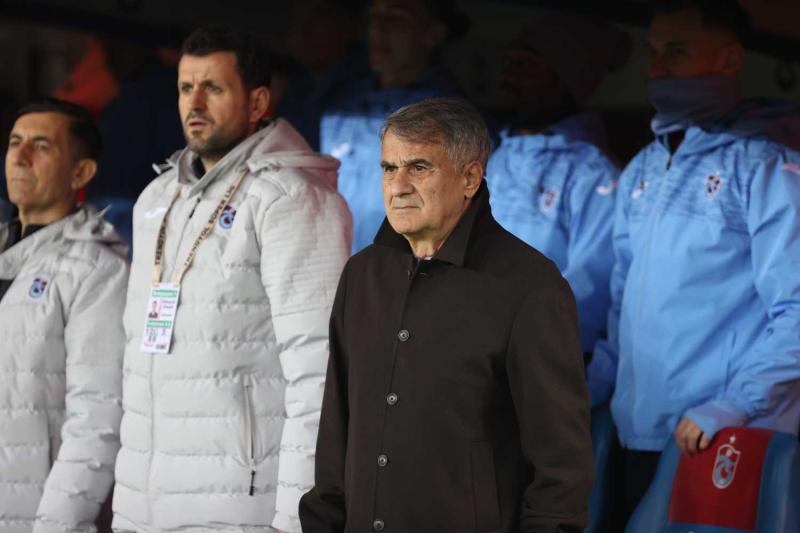 GÖVDE: Şenol Güneş Trabzonspor yedek kulübesinde teknik ekibiyle (Trabzonspor montlu ekip), 800x533, temiz.