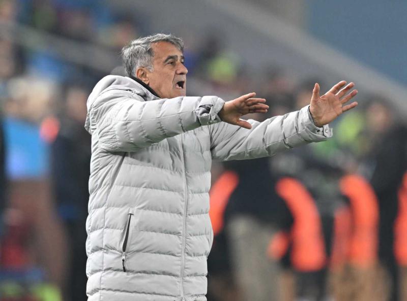GÖVDE: Şenol Güneş beyaz montla saha kenarında talimat verirken, 800x593, temiz.