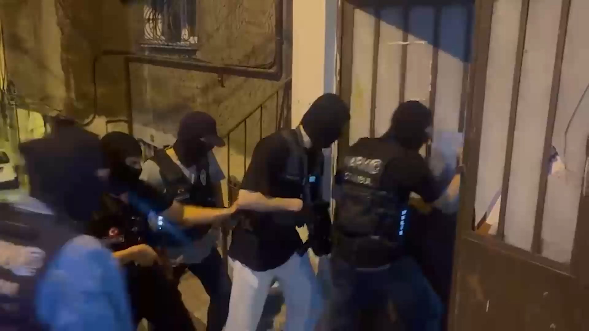 Narkotik ekipleri Şişli'deki adrese girerken