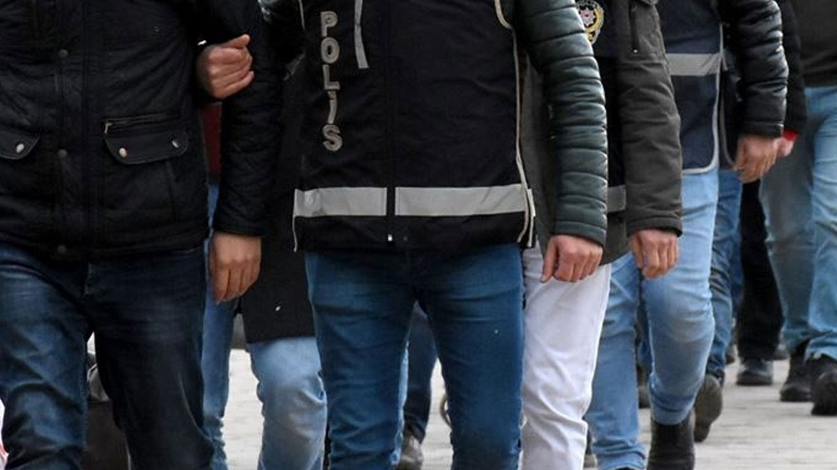 GÖVDE — Operasyonda gözaltına alınan şüpheliler polis eskortunda götürülüyor.