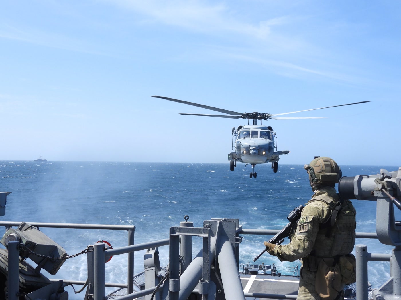 Somali açıklarında helikopter ve güvertede nöbet tutan asker
