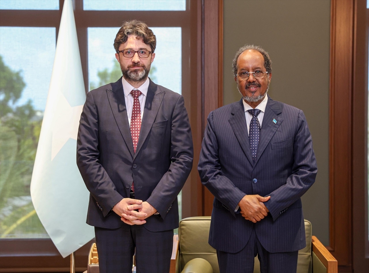GÖVDE ADAYI. Büyükelçi Alper Aktaş (solda) ile Somali Cumhurbaşkanı Hassan Sheikh Mahmud'un (sağda) resmi görüşme fotoğr