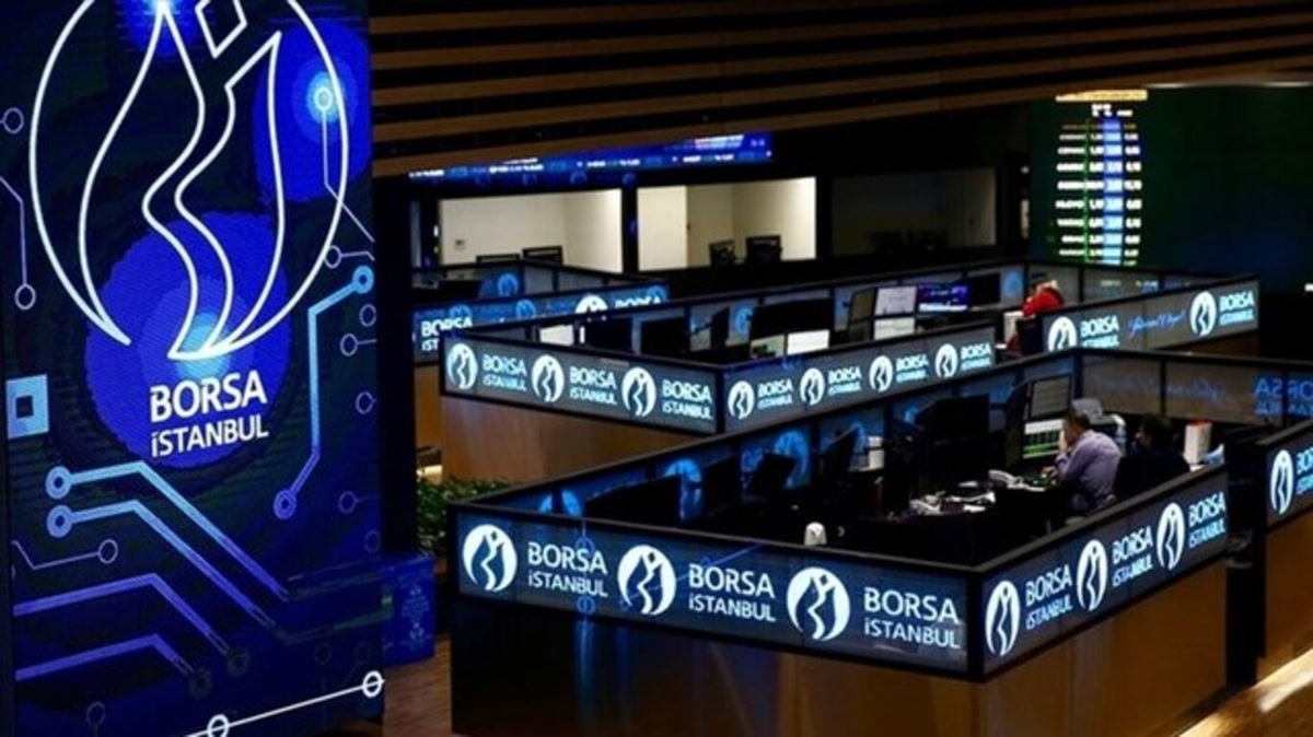 Borsa İstanbul işlem salonu: solda büyük Borsa İstanbul amblemli LED panel, ortada işlem masaları ve ekranlar; net, yazısız arşiv fotoğrafı (1366x768).