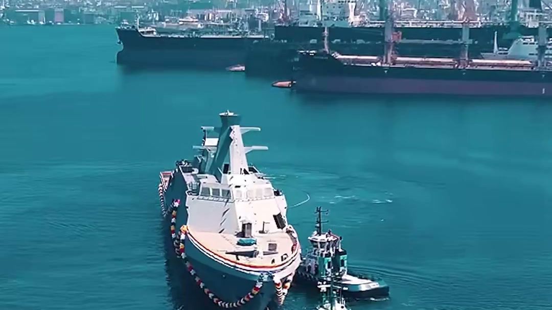 Denize indirilen LMS Batch-2 korveti römorkörler eşliğinde İstanbul Tersanesi önünde