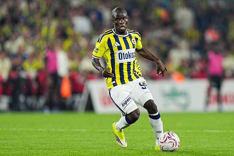 N'Golo Kanté, Fenerbahçe formasıyla topla ilerliyor