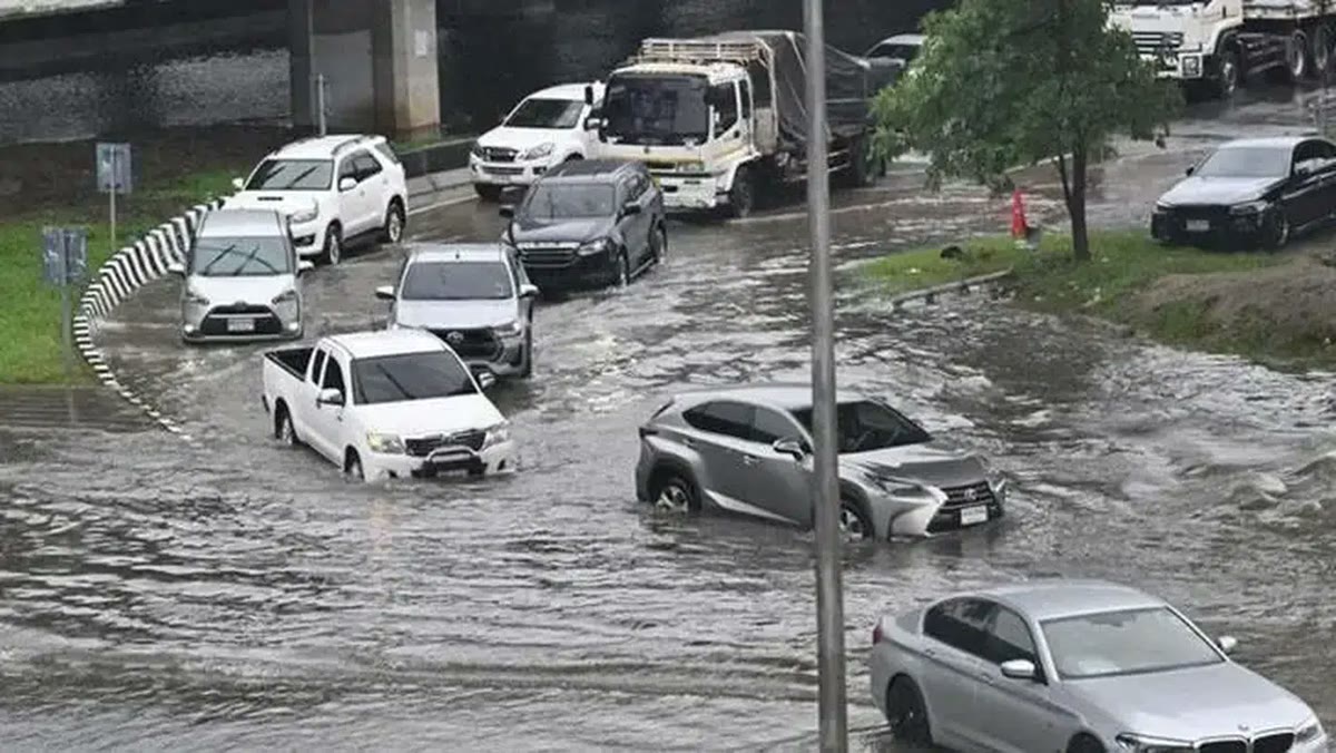 Bangkok'ta su altında kalan sokaklar