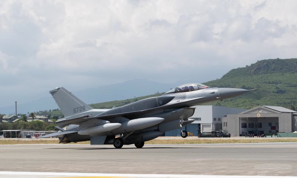 Tayvan'ın ilk F-16 Blok 70 uçağı Chihhang Hava Üssü'ne iniyor
