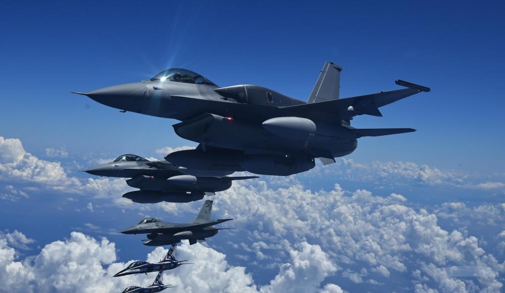 Tayvan F-16 uçakları kol uçuşunda